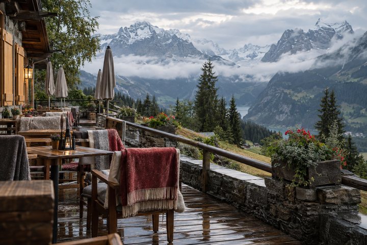 Terrasse eines Berghotels nach dem Regen