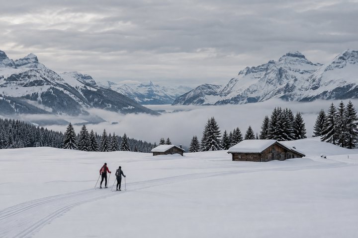 Langläufer auf einem verschneiten Hochplateau